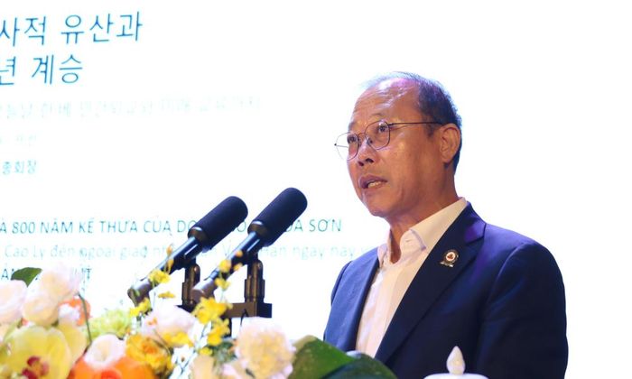  Ông Lee Hoon, Chủ tịch Hội dòng họ Lý Hoa Sơn Hàn Quốc tham luận về mối nhân duyên giữa triều Lý Việt Nam và dòng họ Lý Hoa Sơn. 