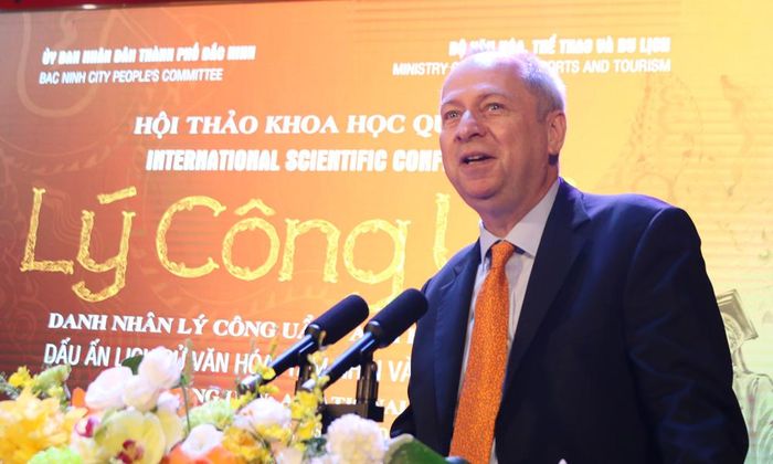  Giáo sư, Tiến sĩ Andrew Hardy, Viện Viễn đông bác cổ Pháp (EFEO) tham luận tại hội thảo. 