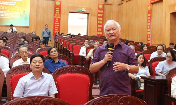  Giáo sư, Tiến sĩ Lê Hồng Lý, Chủ tịch Hội Văn nghệ dân gian Việt Nam trao đổi tại hội thảo.  