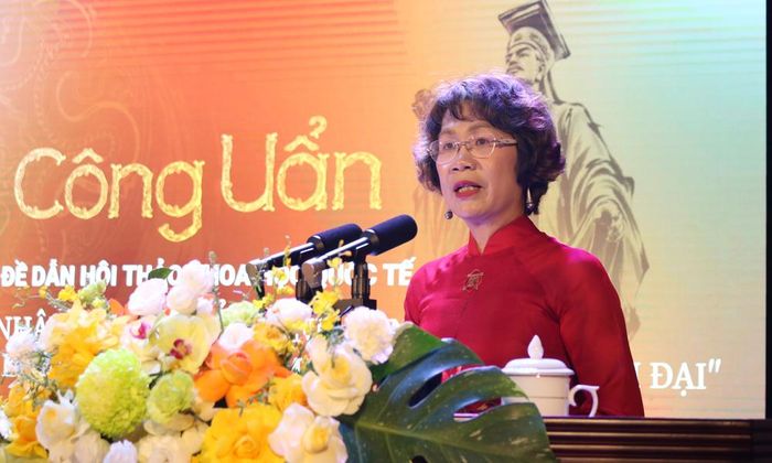  Phó Giáo sư, Tiến sĩ Nguyễn Thị Thu Phương báo cáo đề dẫn hội thảo.  