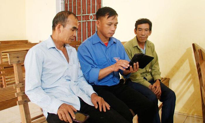  Đoàn viên thanh niên xã Kiên Lao hướng dẫn người dân sử dụng 