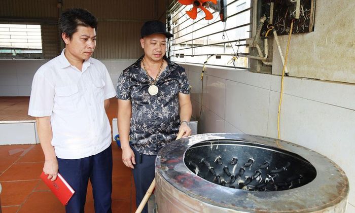 Cán bộ Chi cục Chăn nuôi - Thú y và Thủy sản kiểm tra cơ sở giết mổ gia cầm tại phường Ninh Xá.