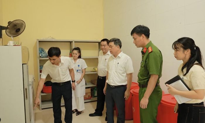 Ngày 28/9, UBND xã An Lạc kiểm tra khu vực lưu trữ bếp ăn của Trường Phổ thông dân tộc bán trú Trung học cơ sở An Lạc.
