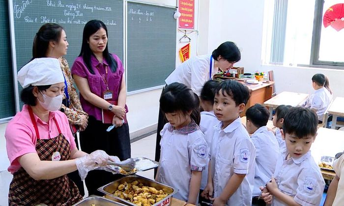 Học sinh ăn bán trú tại Trường Tiểu học Suối Hoa, phường Kinh Bắc. (Ảnh tư liệu)