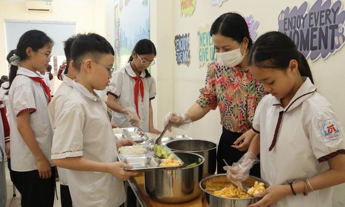 Học sinh ăn bán trú tại Trường Tiểu học Lê Hồng Phong (phường Bắc Giang).