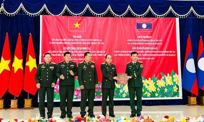 Lãnh đạo Bộ Chỉ huy Quân sự thành phố Bắc Ninh tặng quà lưu niệm cho Bộ Chỉ huy Quân sự tỉnh Xay Sổm Bun.