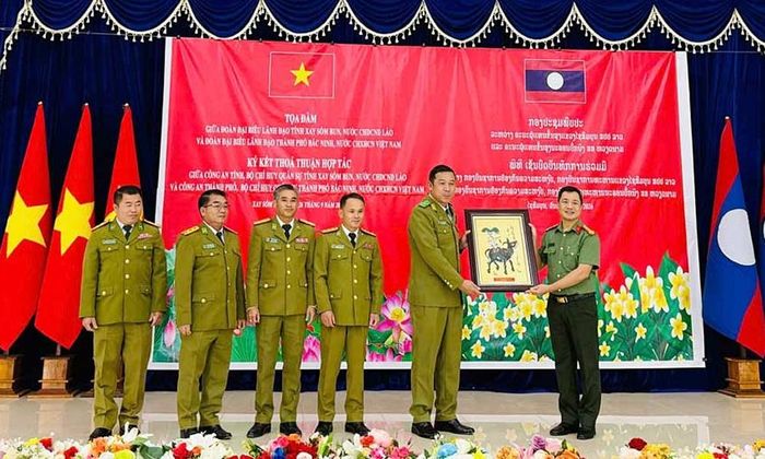 Lãnh đạo Công an thành phố Bắc Ninh trao quà lưu niệm cho Công an tỉnh Xay Sổm Bun.