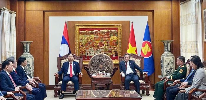 Đồng chí Nguyễn Việt Oanh và Đoàn công tác làm việc với Đại sứ quán Việt Nam tại Lào.