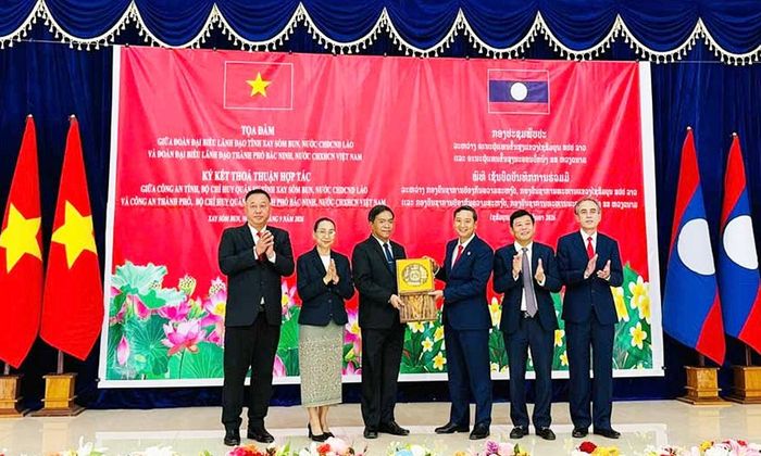 Chủ tịch HĐND thành phố Nguyễn Việt Oanh cùng các thành viên Đoàn công tác tặng quà lưu niệm cho lãnh đạo tỉnh Xay Sổm Bun.