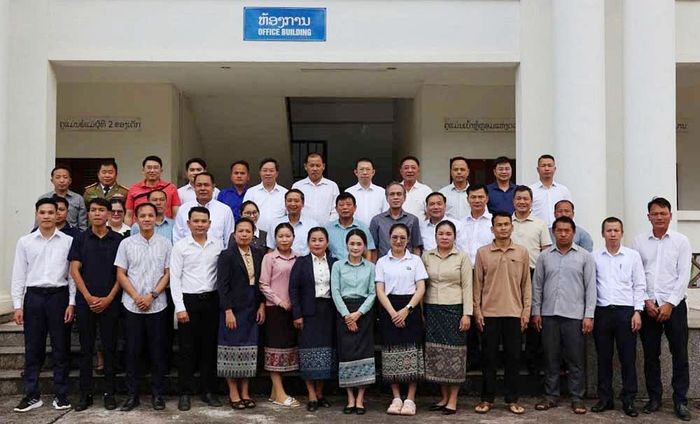 Đoàn công tác thành phố Bắc Ninh chụp ảnh lưu niệm với học viên lớp học Tiếng Việt do giáo viên tình nguyện của thành phố thực hiện tại tỉnh Xay Sổm Bun.