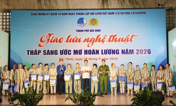 Các đại biểu trao quà cho phạm nhân