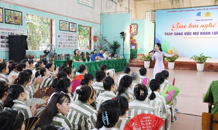 Ca sĩ biểu diễn và giao lưu cùng phạm nhân.