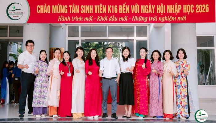Cán bộ, giáo viên Trường Đại học Nông - Lâm Bắc Giang chào đón sinh viên K16.