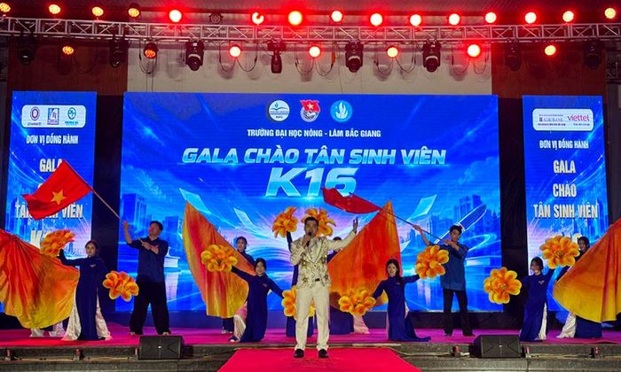 Chương trình văn nghệ tại "Gala chào tân sinh viên K16".