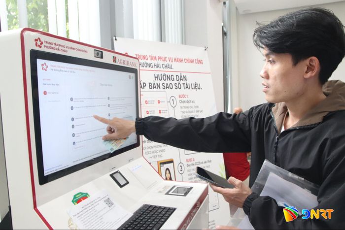 Người dân trải nghiệm dịch vụ tại kiosk thông minh. Ảnh: HÀN NGUYÊN