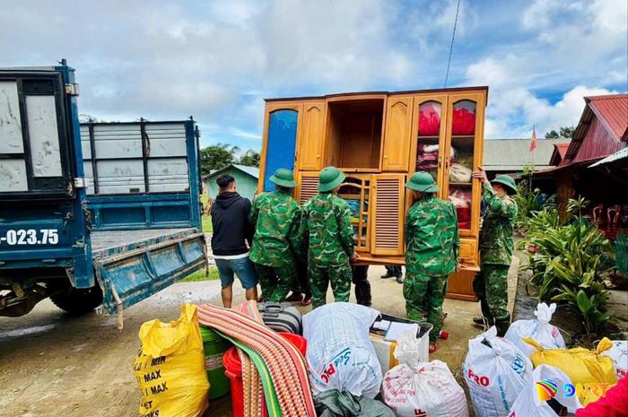 Cán bộ, chiến sĩ Đồn Biên phòng Ga Ry sơ tán tài sản người dân thôn Gari đến vị trí an toàn. Ảnh: PHÚC TRƯỜNG