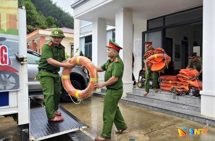 Lực lượng xung kích Công an xã Avương chủ động triển khai các phương án an toàn trước mưa lũ năm 2026. Ảnh: NGÔ THÌN