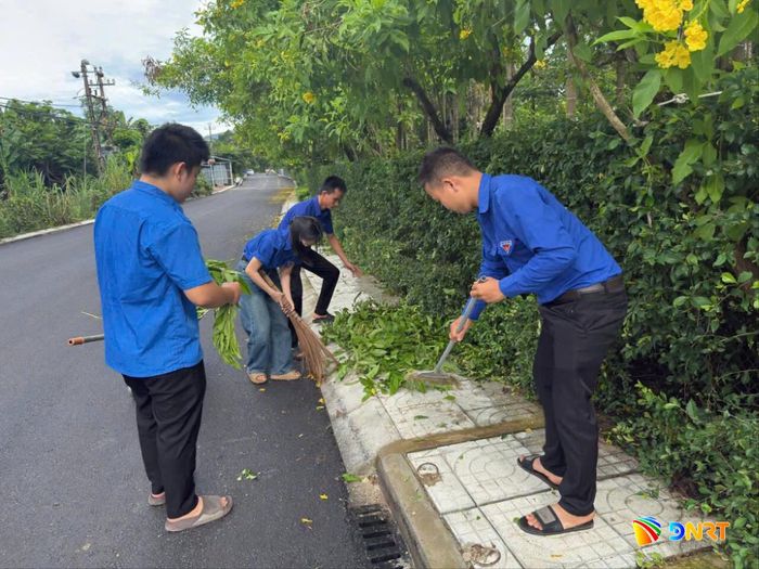 Đoàn viên, thanh niên xã Thạnh Bình chỉnh trang các tuyến đường trên địa bàn. Ảnh: HỒ QUÂN