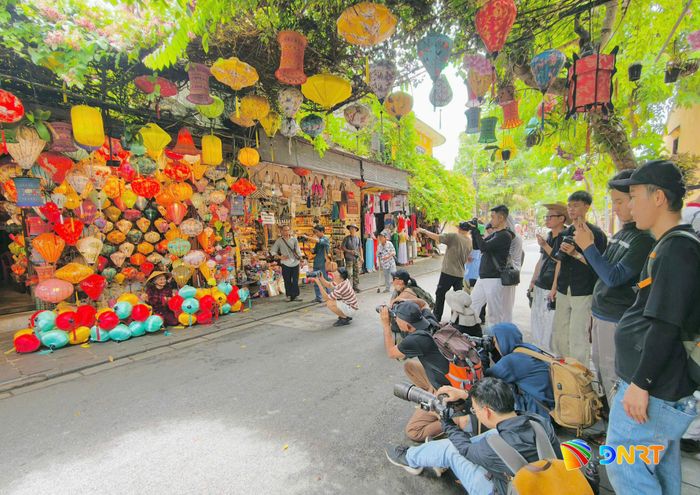 Những không gian làng nghề trở thành chất liệu để người chụp tìm kiếm góc nhìn riêng về đời sống bản địa. Ảnh: ANH CƯỜNG