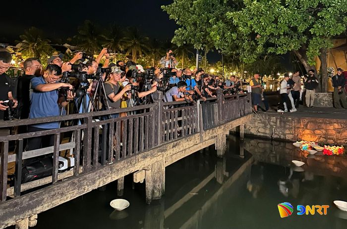 Khoảnh khắc đẹp ở Chùa Cầu được nhiều người yêu nhiếp ảnh chờ đợi từ khi phố cổ còn chìm trong bóng tối. Ảnh: NAM BÌNH