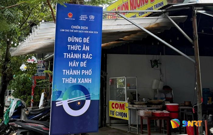 Tấm biển tuyên truyền chủ đề của Chiến dịch làm cho thế giới sạch hơn năm 2026 được treo trên nhiều tuyến đường. Ảnh: HOÀNG HIỆP