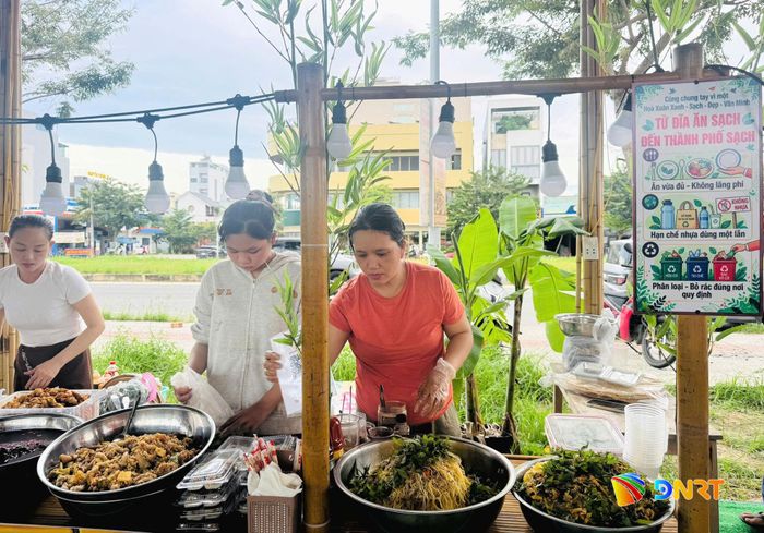 Các gian hàng tham gia Chợ phiên Hòa Xuân đều treo các biển tuyên truyền chủ đề "Từ đĩa ăn sạch đến thành phố sạch". Ảnh: HOÀNG HIỆP