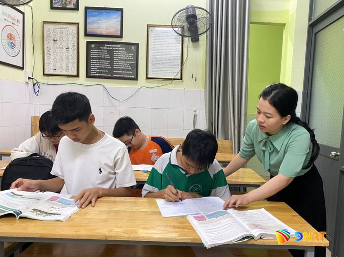 Học sinh tại Trung tâm Bảo trợ xã hội Tương Lai ngoài giờ học ở trường đêm về còn được giáo viên kèm cặp học bài. Ảnh: VĨNH LỘC