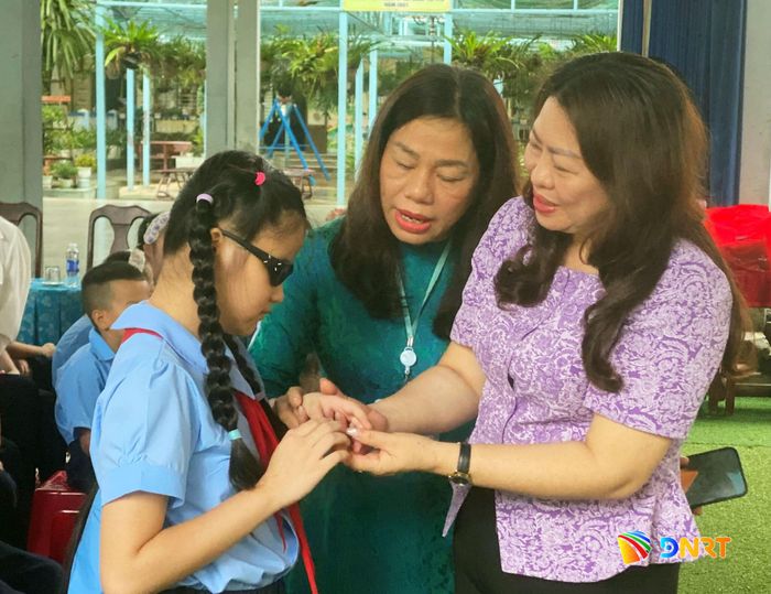 Phó Chủ tịch Thường trực Ủy ban MTTQ Việt Nam thành phố Nguyễn Thị Thu Lan thăm Trung tâm Hỗ trợ phát triển giáo dục hòa nhập Đà Nẵng dịp Tết Trung thu 2026. Ảnh: VĨNH LỘC