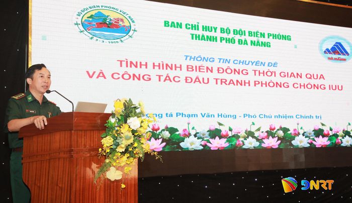 Báo cáo viên chia sẻ chuyên đề về tình hình biển, đảo và chống khai thác hải sản bất hợp pháp. Ảnh: ĐẮC MẠNH