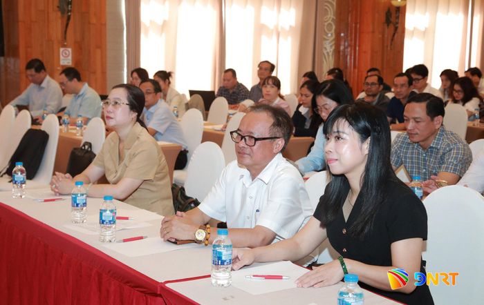 Đại diện lãnh đạo Hội Nhà báo thành phố Đà Nẵng (hàng đầu, thứ 2 từ phải qua) tham dự hội nghị. Ảnh: ĐẮC MẠNH