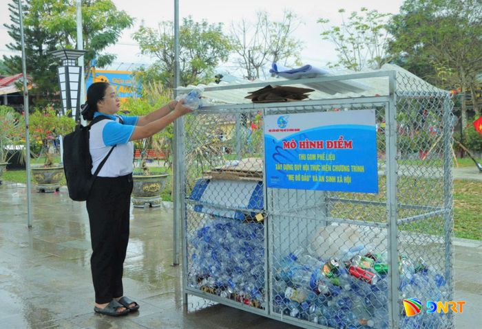 Mô hình “Ngôi nhà xanh” thu hút đông đảo người dân, học sinh xã Đông Giang tham gia hưởng ứng, bảo vệ môi trường sống. Ảnh: ĐINH THẾ