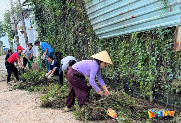 Người dân phường Hương Trà dọn dẹp vệ sinh môi trường khu dân cư. Ảnh: LÊ THU