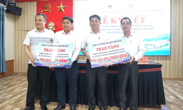 Hai công ty thủy điện trao hỗ trợ 15.000 hạt giống sâm Ngọc Linh và 3 mô hình trồng sâm nam cho người dân Trà Tập. Ảnh: MINH TRANG
