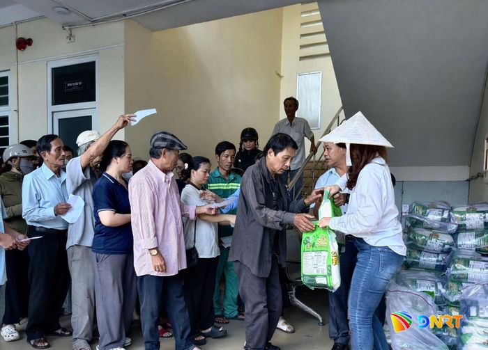100 hộ nghèo, cận nghèo và gia đình có hoàn cảnh đặc biệt khó khăn tại phường An Hải được nhận gạo hỗ trợ, mỗi hộ 10kg.