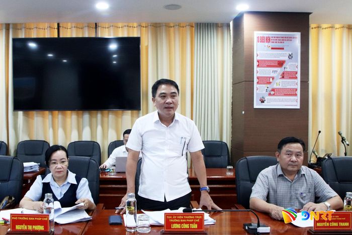 Trưởng ban Pháp chế HĐND thành phố Lương Công Tuấn phát biểu tại buổi làm việc. Ảnh: TRỌNG HUY