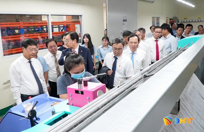 Phó Bí thư Thành ủy Ngô Xuân Thắng (ngoài cùng bên trái) cùng lãnh đạo thành phố tham quan nhà máy Công ty TNHH HS Hyosung Quảng Nam. Ảnh: HỒ QUÂN
