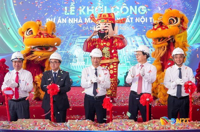 Các đại biểu thực hiện nghi thức khởi công dự án. Ảnh: HỒ QUÂN
