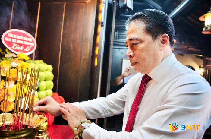 Phó Bí thư Thường trực Thành ủy Nguyễn Khắc Toàn dâng hương cụ Huỳnh Thúc Kháng. Ảnh: ALĂNG NGƯỚC