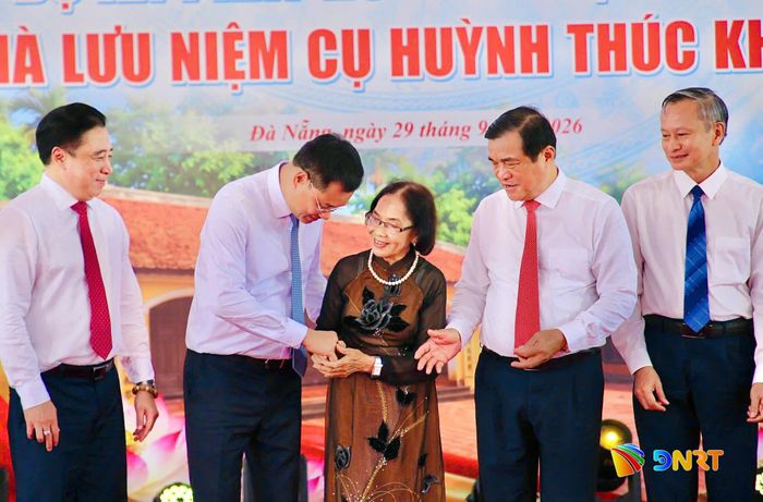 Bí thư Thành ủy Lê Ngọc Quang (thứ 2, từ trái sang) cùng lãnh đạo thành phố động viên đại diện thân tộc cụ Huỳnh Thúc Kháng. Ảnh: ALĂNG NGƯỚC