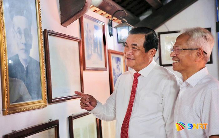 Đại biểu tham quan hình ảnh, tư liệu được trưng bày tại nhà lưu niệm. Ảnh: ALĂNG NGƯỚC