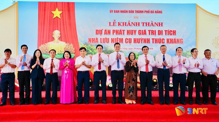 Đại biểu chụp ảnh lưu niệm sau lễ khánh thành. Ảnh: ALĂNG NGƯỚC