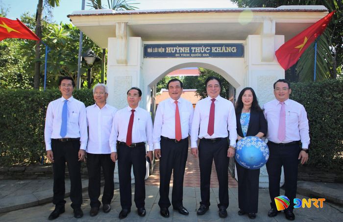 Phó Bí thư Thường trực Thành ủy Nguyễn Khắc Toàn (thứ 3, từ phải sang) cùng các đại biểu chụp ảnh lưu niệm trước cổng Nhà lưu niệm cụ Huỳnh Thúc Kháng. Ảnh: ALĂNG NGƯỚC