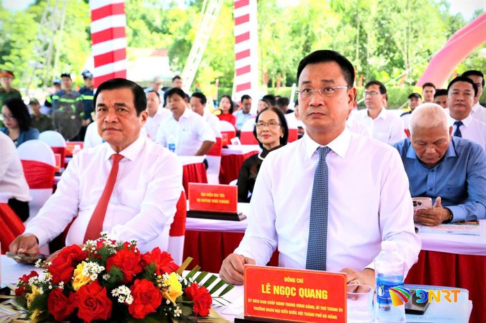 Bí thư Thành ủy Lê Ngọc Quang (bên phải) dự lễ khánh thành. Ảnh: ALĂNG NGƯỚC