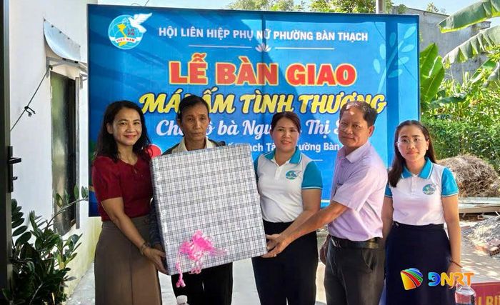 Hội Liên hiệp Phụ nữ phường Bàn Thạch tặng quà cho gia đình bà Nguyễn Thị Sang trong buổi bàn giao nhà mới. Ảnh: HỒ QUÂN