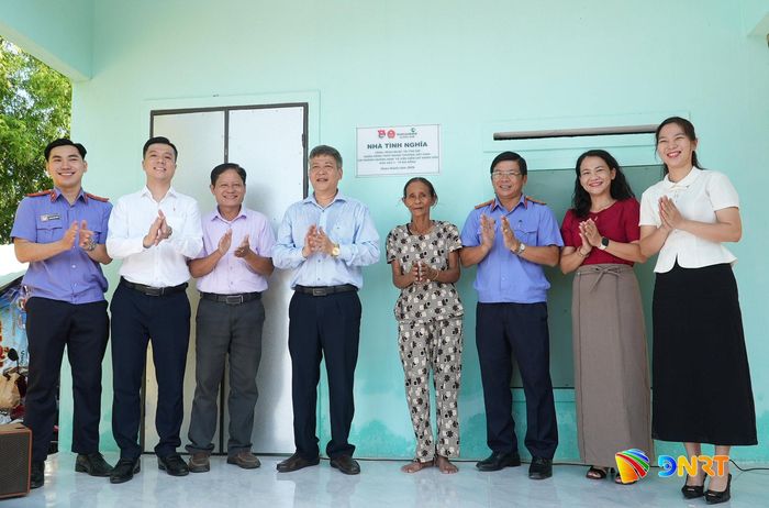 Phường Bàn Thạch và các đơn vị tài trợ bàn giao căn nhà cho gia đình bà Phan Thị Hồng. Ảnh: HỒ QUÂN