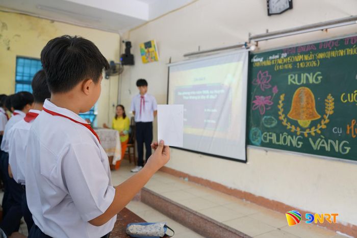 Học sinh hào hứng tham gia “Rung chuông vàng” sau khi tìm hiểu những dấu mốc trong cuộc đời, sự nghiệp cụ Huỳnh Thúc Kháng. Ảnh: TRÂM ANH