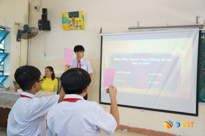 Những câu hỏi trong phần thi “Rung chuông vàng” giúp học sinh củng cố kiến thức vừa tìm hiểu về cụ Huỳnh Thúc Kháng. Ảnh: TRÂM ANH