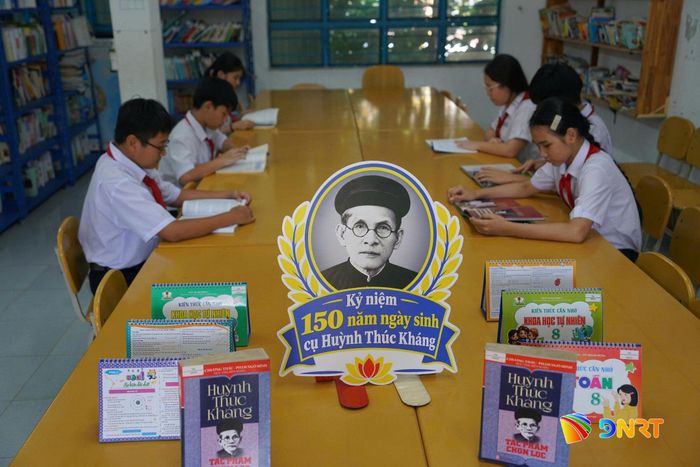 Từ những trang sách, học sinh có thêm góc nhìn về cuộc đời và những cống hiến của cụ Huỳnh Thúc Kháng. Ảnh: HỮU TRUNG