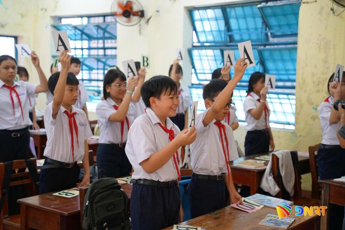 Học sinh sôi nổi trả lời các câu hỏi về cụ Huỳnh Thúc Kháng trong tiết hoạt động trải nghiệm. Ảnh: TRÂM ANH