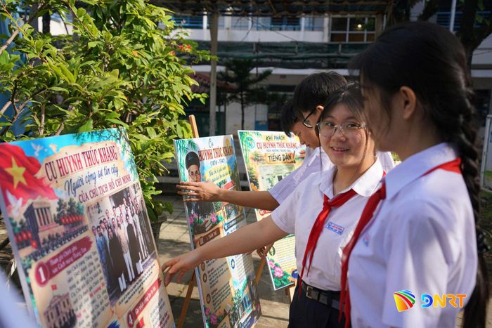 Từ những poster trưng bày tại trường, học sinh hiểu thêm về người mà ngôi trường mình mang tên. Ảnh: TRÂM ANH